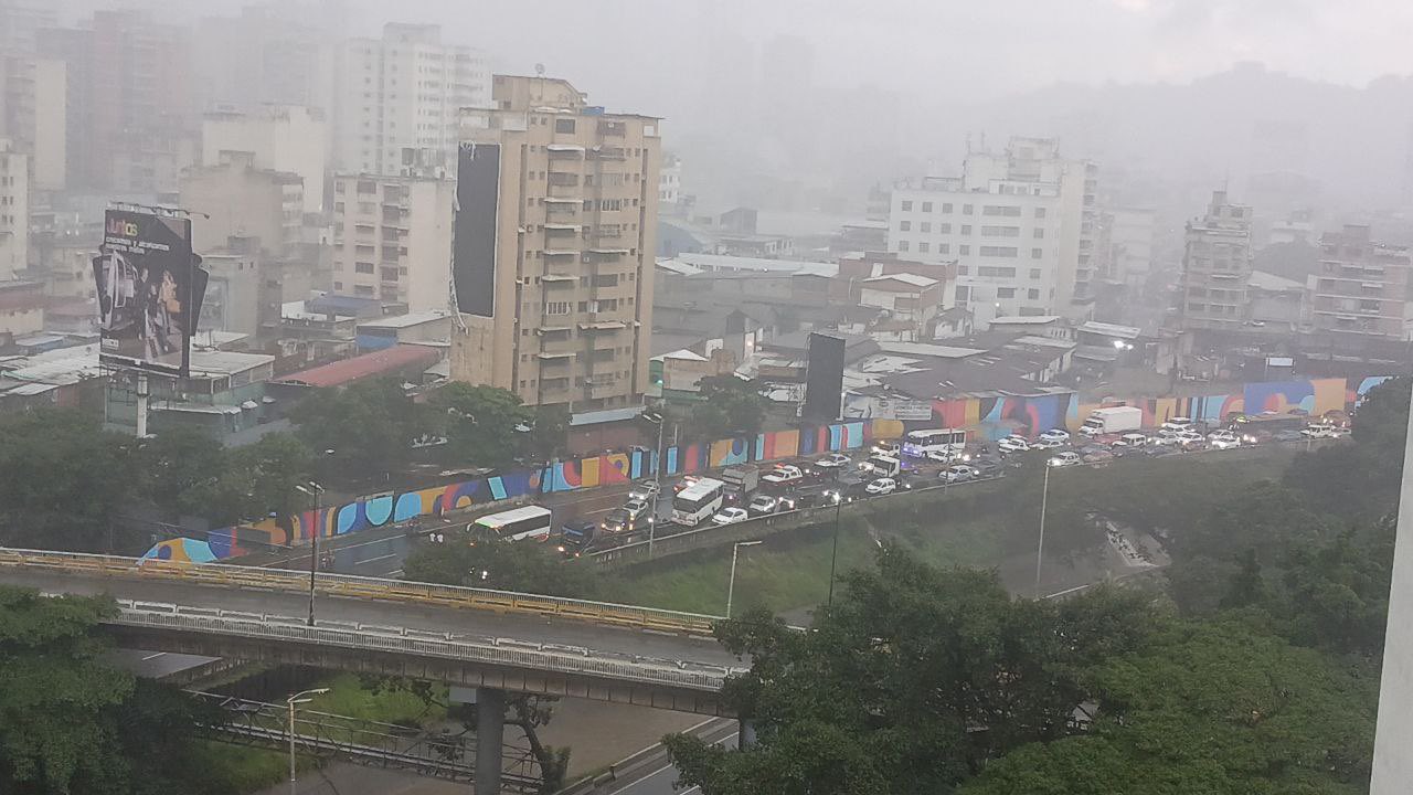 Fuertes lluvias con vientos y truenos causaron estragos en varias zonas de Caracas este #20Sep (VIDEOS)
