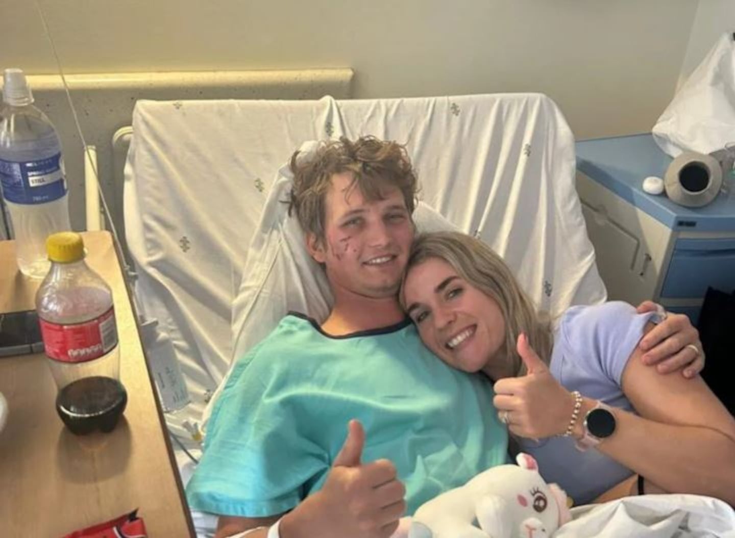 Volvió de una despedida de soltero con todo el cuerpo rasguñado y dijo que lo atacaron dos hienas