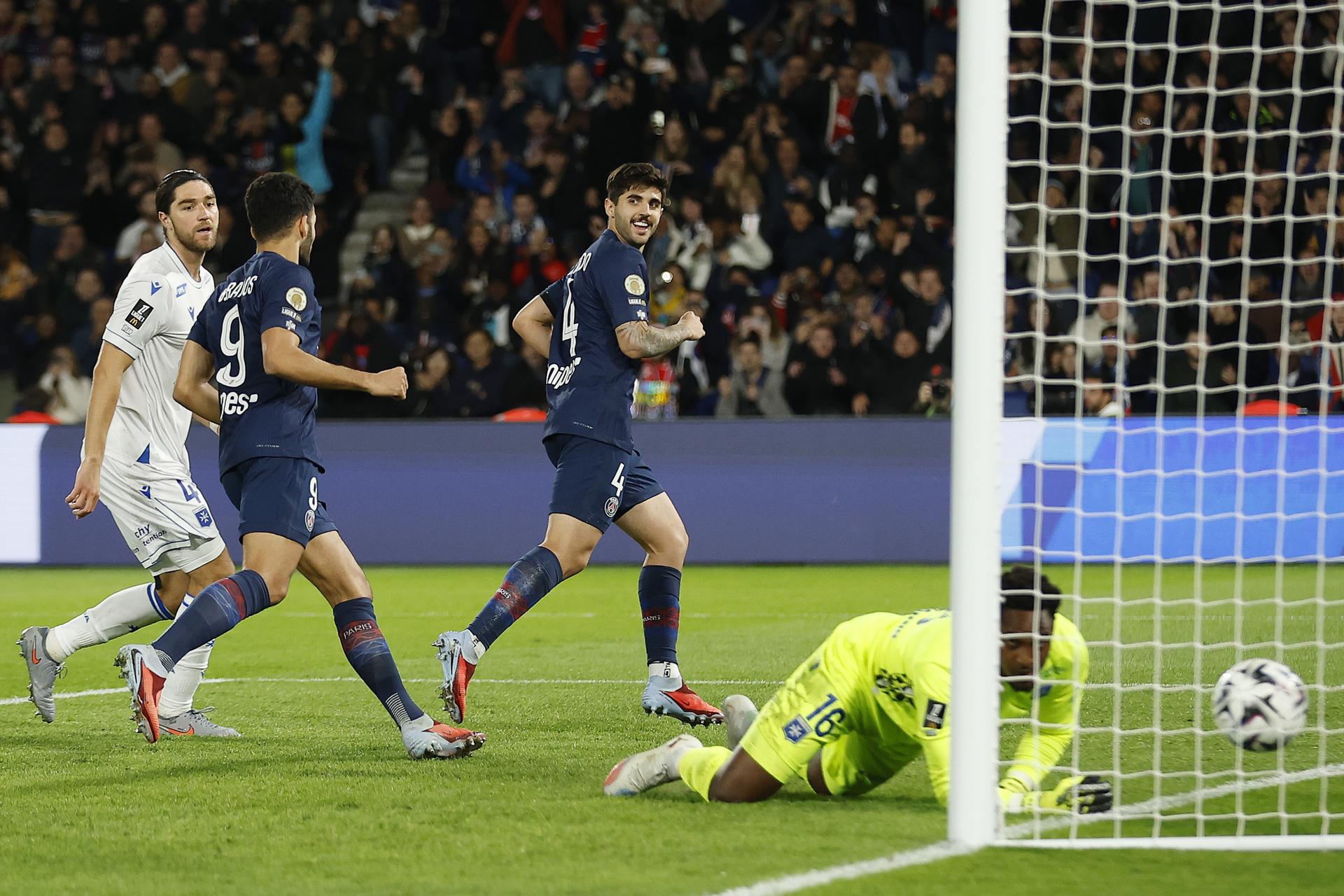 PSG se llevó los tres puntos en casa frente al Auxerre, pero perdió a dos de sus figuras para duelo contra el Barça