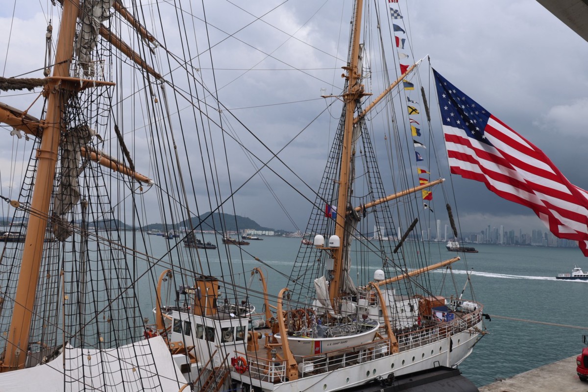 Velero de la Guardia Costera de EEUU cruza el Canal de Panamá tras gira por el Pacífico