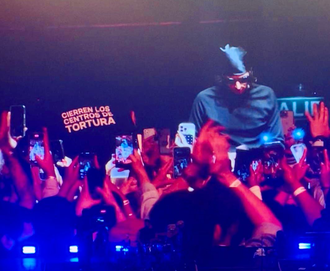 Activistas de DDHH alzaron la voz durante concierto de Danny Ocean en Argentina: Cierren los centros de tortura