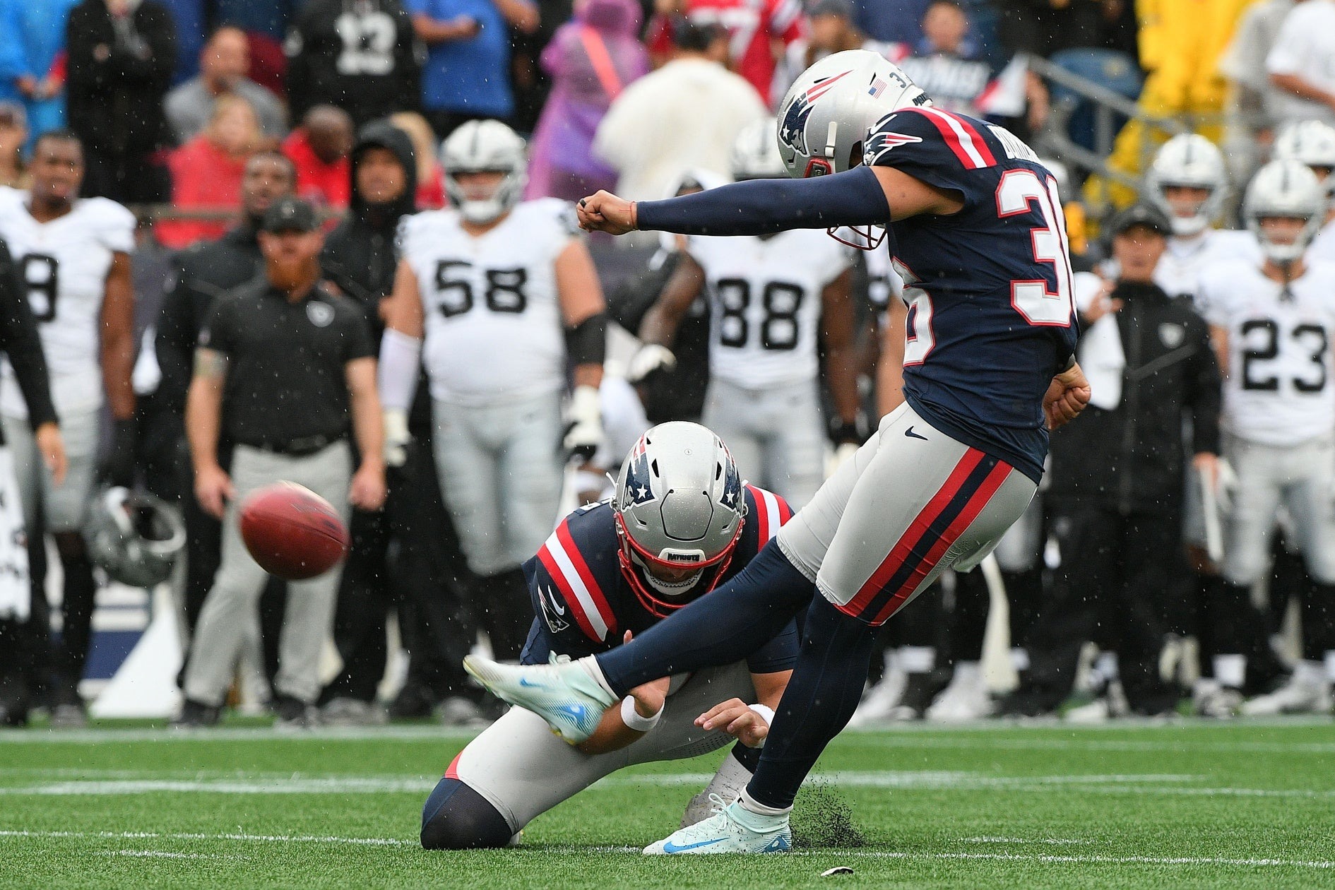 VIDEO: Venezolano Andrés Borregales tuvo un gran debut, pero no pudo evitar la derrota de los Patriots en la NFL
