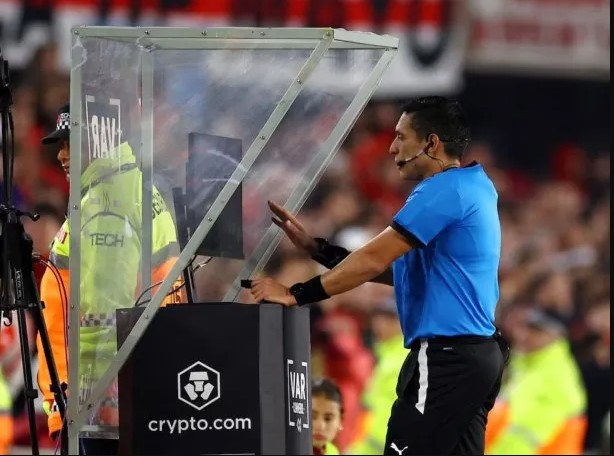 La confusa decisión de árbitro venezolano que desató la bronca de hinchas de River en Copa Libertadores (VIDEO)