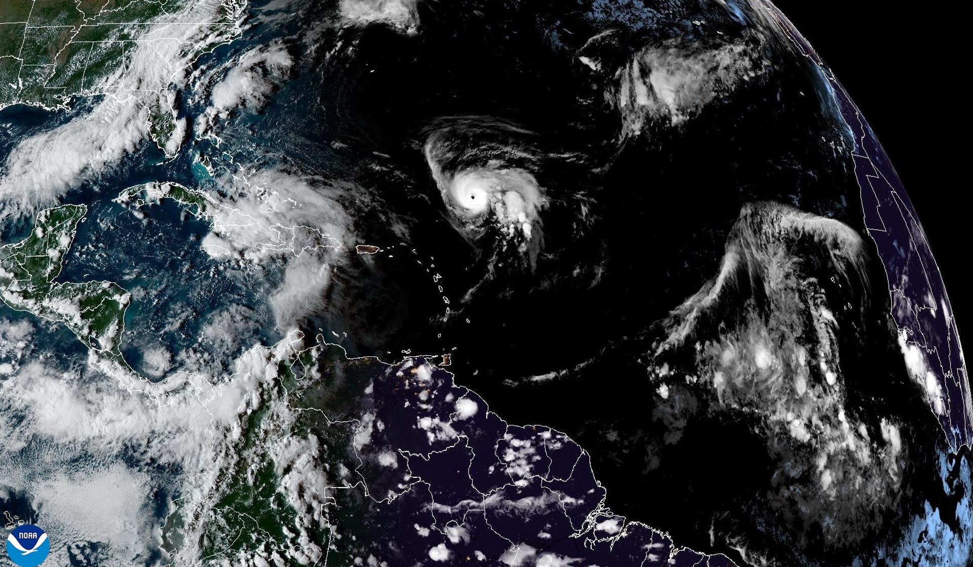 Humberto es ya huracán categoría 5 y enciende las alarmas en EEUU