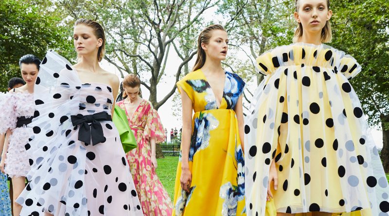 Carolina Herrera presentará su colección Primavera-Verano 2026 en la Plaza Mayor de Madrid