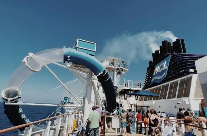 ¡Aterrador! Pasajera de un crucero quedó atrapada en un tobogán de agua sobre mar abierto (VIDEO)