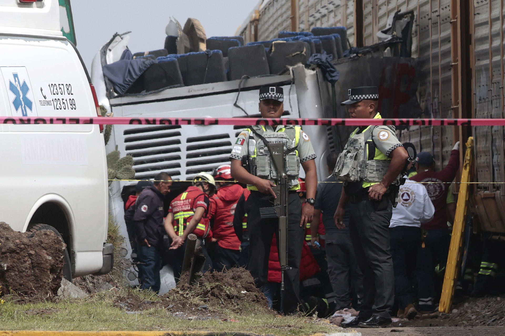 Autoridades lamentaron el trágico choque de un tren contra un autobús que dejó muertos en México