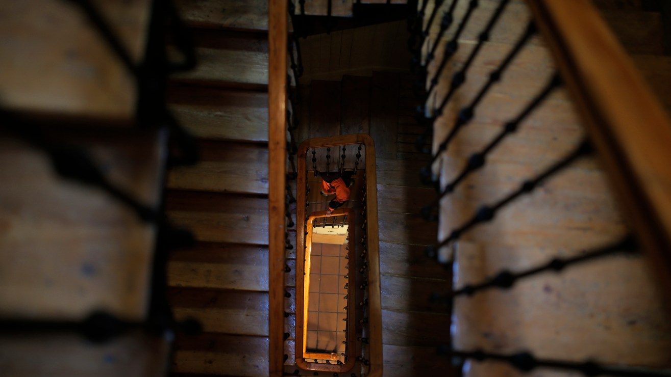 Horror en Kentucky: golpeó, mordió y arrojó por las escaleras a su hijo hasta causarle la muerte