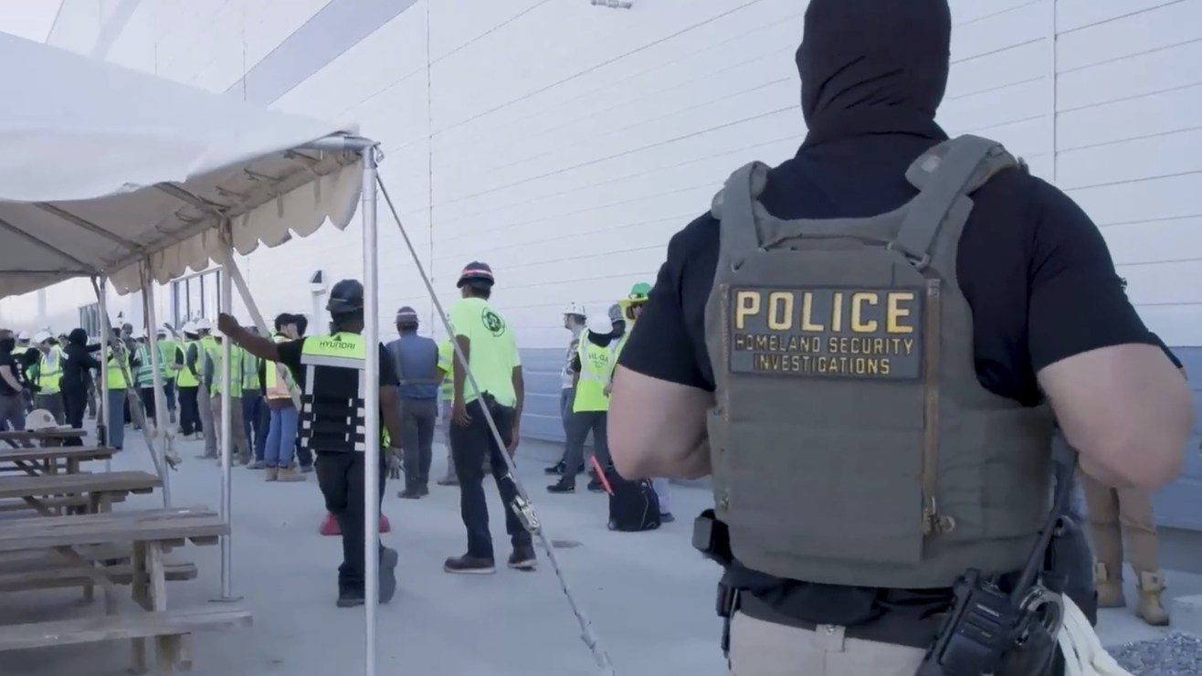 Venezolana se escondió 12 horas en un ducto de la planta de Hyundai durante redada del ICE