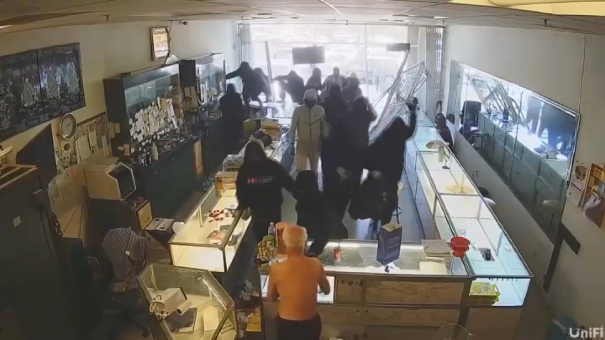 VIDEO: Dueño de una joyería en California sufrió un infarto tras ser asaltado