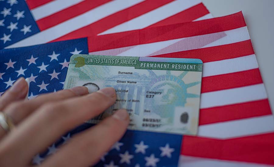 Entró ilegalmente a EEUU y aún así pudo conseguir su green card con este método