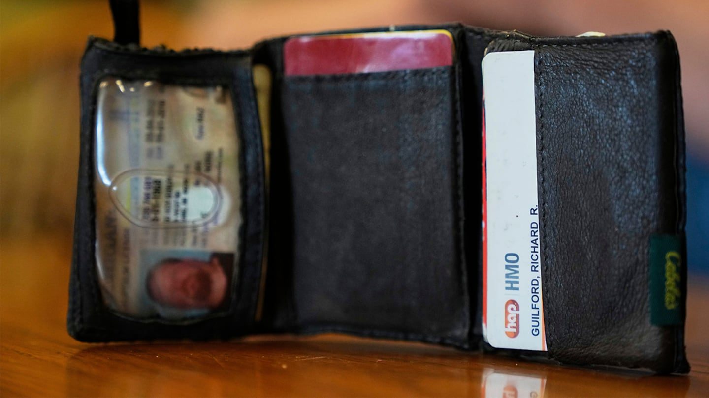 La increíble historia de la billetera perdida que apareció 11 años después en un carro en Minnesota