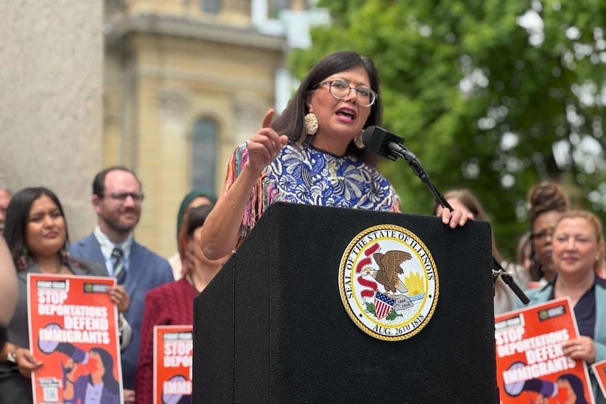 Senadora latina hizo algo que provocó llanto a muchos migrantes en Chicago