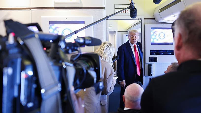 Trump amenazó con revocar la licencia a televisoras que hagan cobertura "negativa" de él