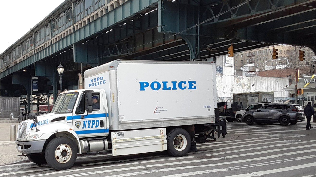 Abusó de una mujer en plena calle de Nueva York y le dejó su número para “seguir en contacto”