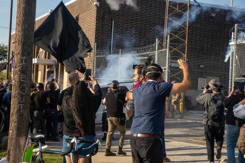 Protesta frente a un centro migratorio en Chicago se salió de control y federales tuvieron que intervenir
