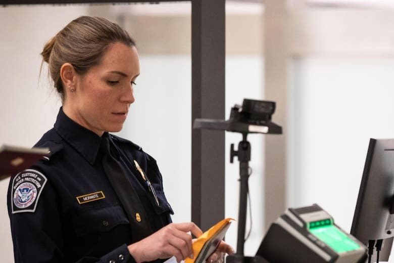 Qué es el Control de Pasaportes Móvil de la CBP que se aplica en todos los aeropuertos de EEUU