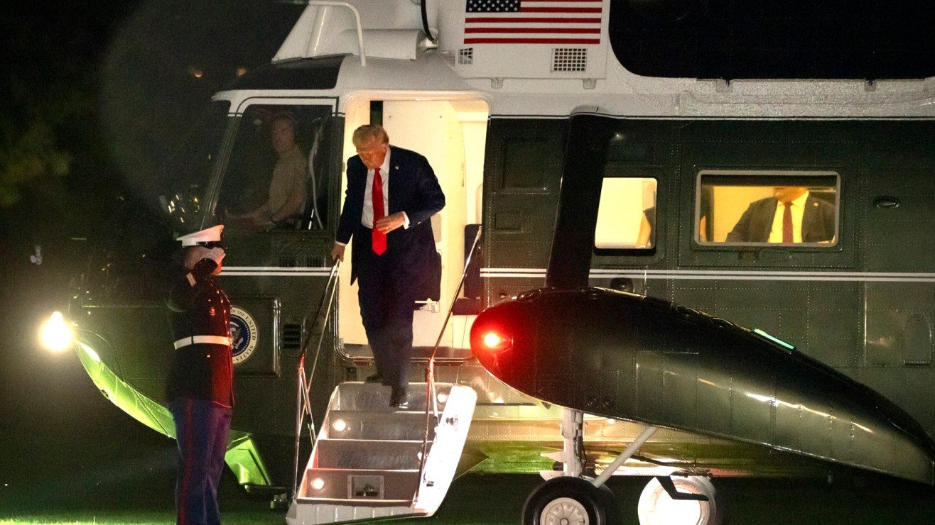 Hombre fue detenido por apuntar con un láser al helicóptero presidencial Marine One