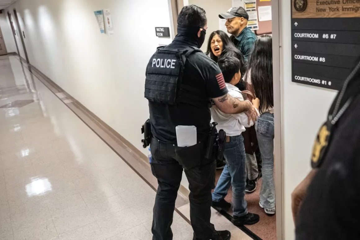 ICE relevó de sus funciones a agente que empujó al suelo a una hispana en tribunal de inmigración