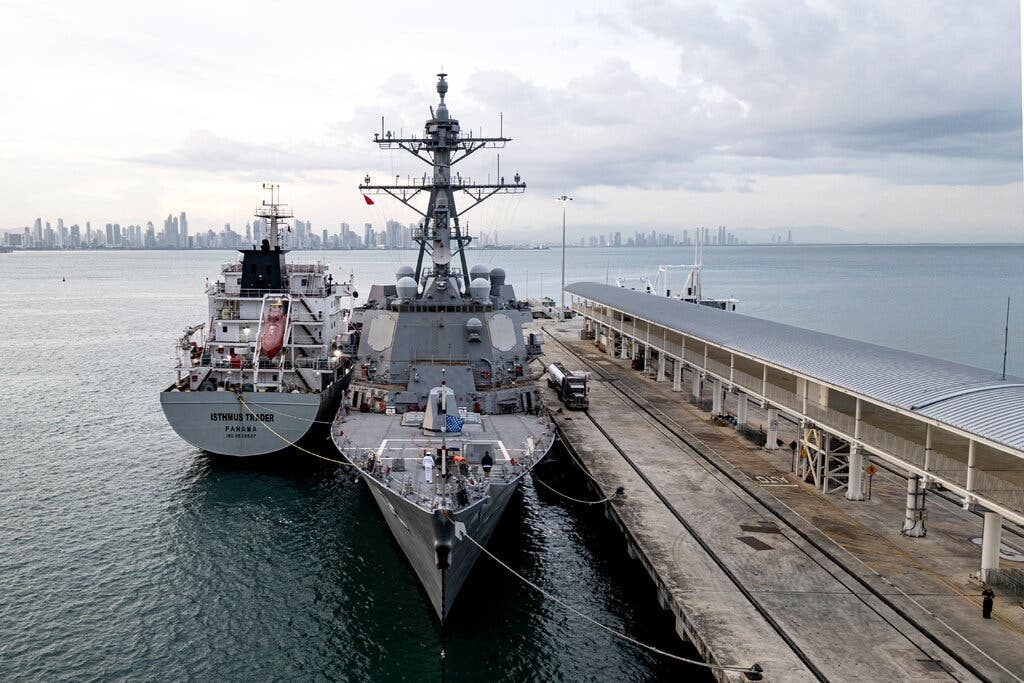 AP: Ataques a barcos, buques de guerra y retórica sobre Venezuela plantean dudas sobre objetivo de Trump