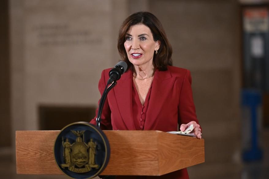 Neoyorquinos comienzan a recibir cheques de ayuda de hasta 400 dólares