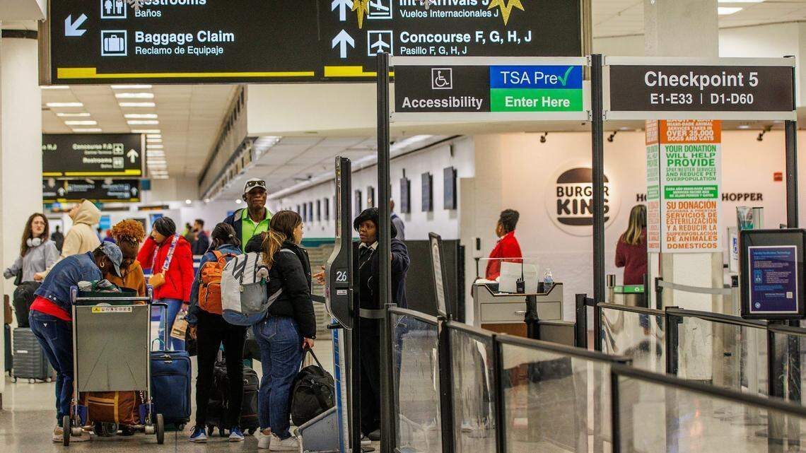 ¿Viajas con pasaporte americano desde Miami? EEUU alertó sobre nuevos requisitos y fecha límite