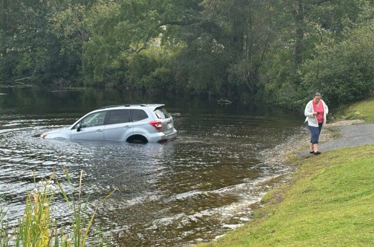 VIDEO: Perdió su carro de forma absurda mientras increpaba a agentes de ICE en Massachusetts
