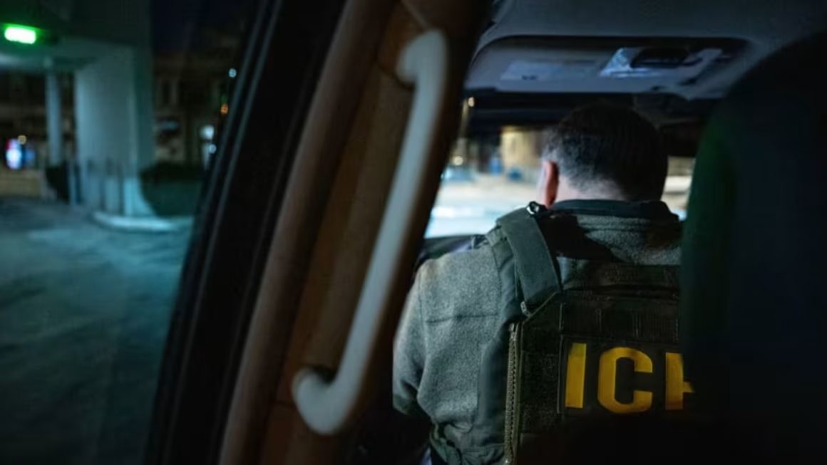 El brutal arresto de un migrante colombiano por agentes del ICE en un supermercado de Iowa (VIDEO)