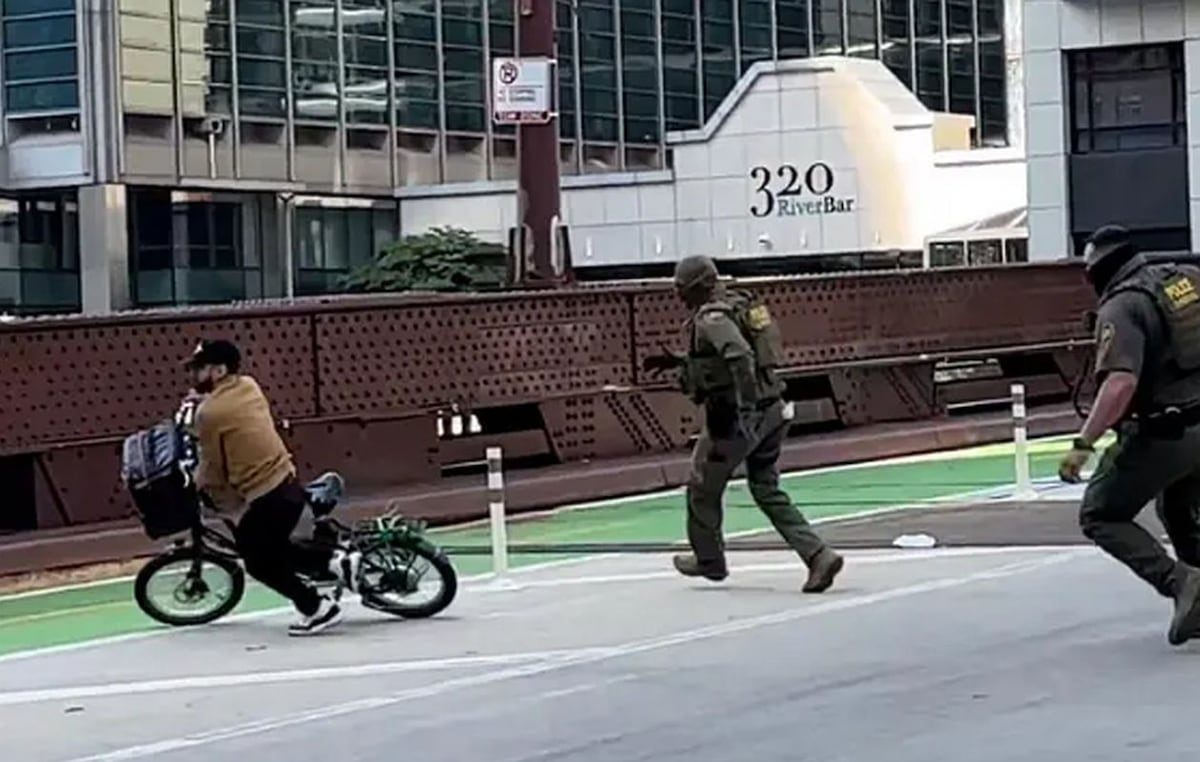 A toda velocidad y en bicicleta: Así escapó un inmigrante de varios agentes de ICE en Chicago