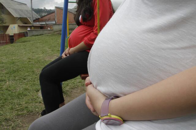 Alta tasa de embarazo adolescente en Venezuela requiere mejorar educación sexual y servicios de salud