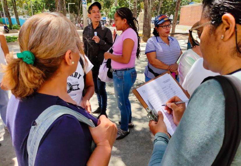 Trabajadores públicos denuncian presiones del chavismo para unirse a la Milicia