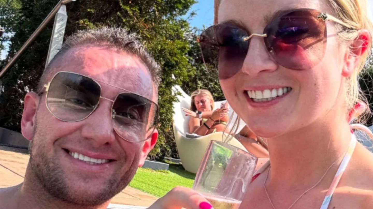 Se sacó una foto en un jacuzzi con su marido, la publicó y horas más tarde la encontraron ahorcada