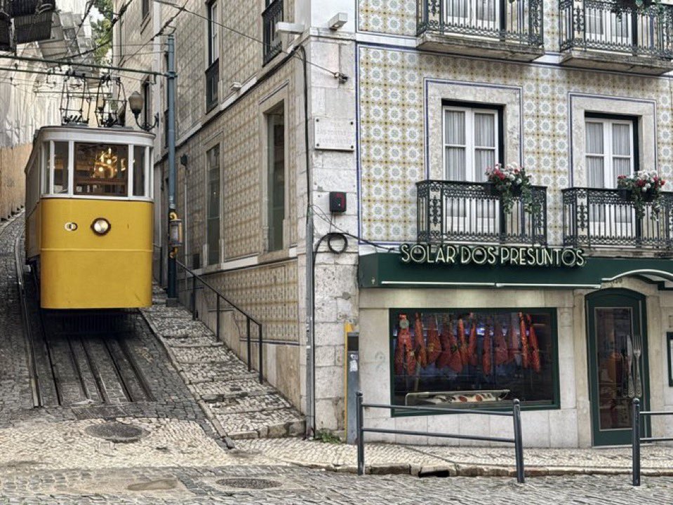 Tragedia en Portugal: Muertos y heridos dejó el descarrilamiento de famoso funicular turístico (VIDEOS)