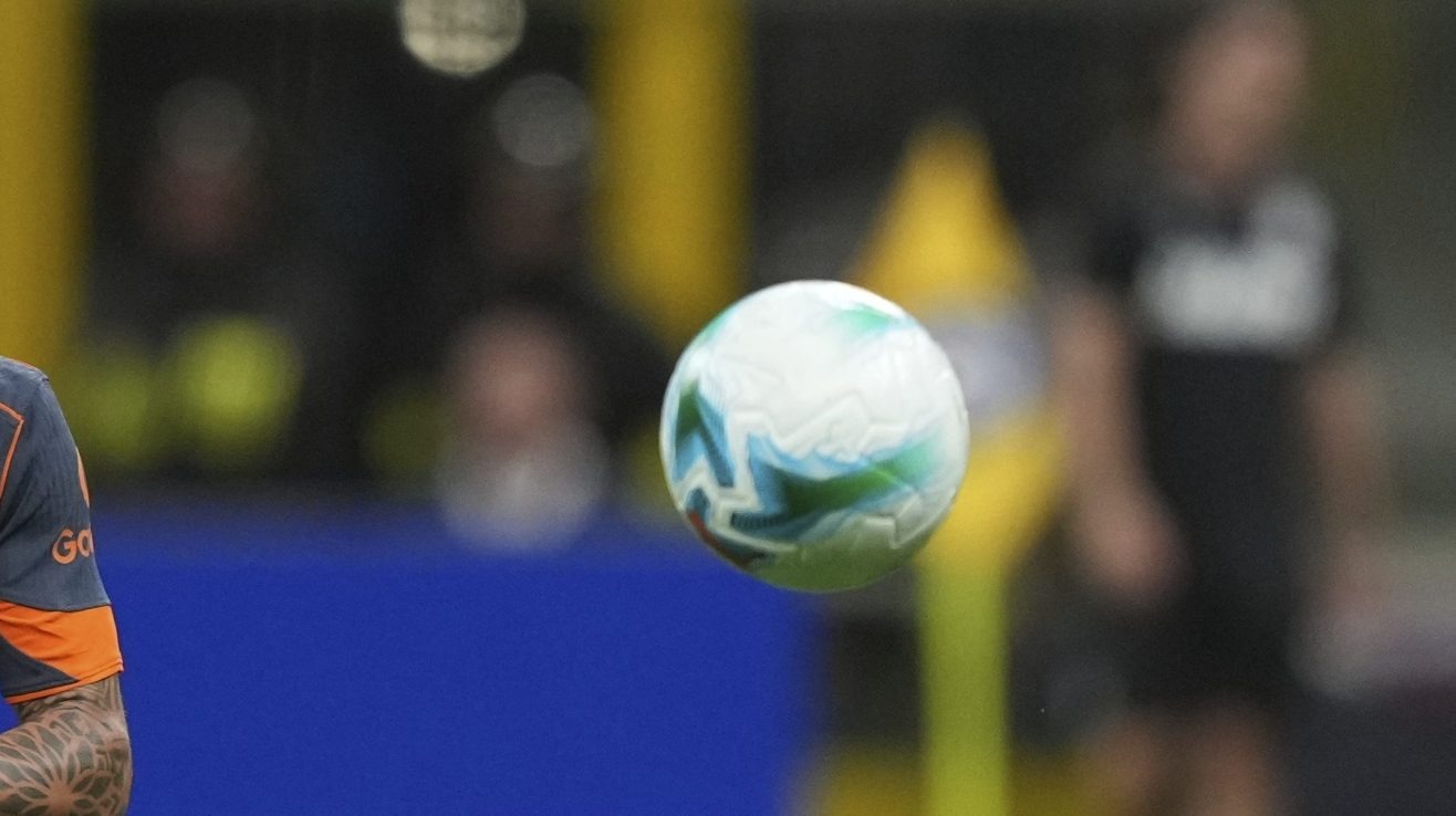 Futbolista del Arsenal quedó en coma tras golpearse la cabeza contra un muro en pleno partido