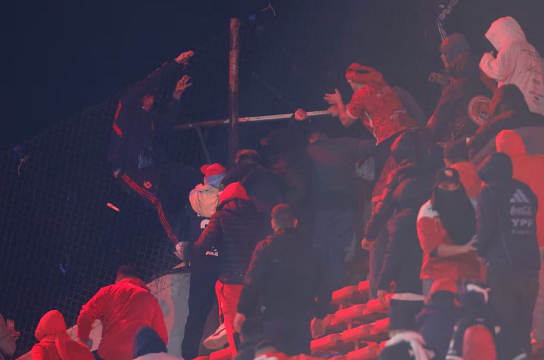 Conmebol sancionó con dureza a Independiente tras disturbios en partido de Copa Sudamericana