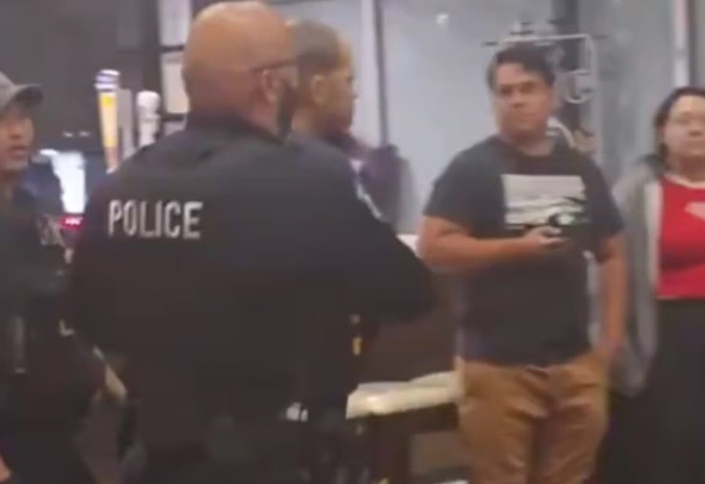 Espectadores golpearon a un hombre que se puso a orinar en plena función en un cine de Arizona