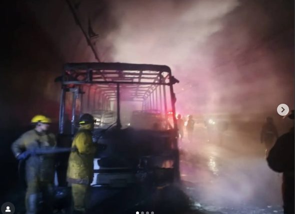 Autobús de pasajeros que se dirigía a Caracas se incendió en la autopista Gran Mariscal de Ayacucho
