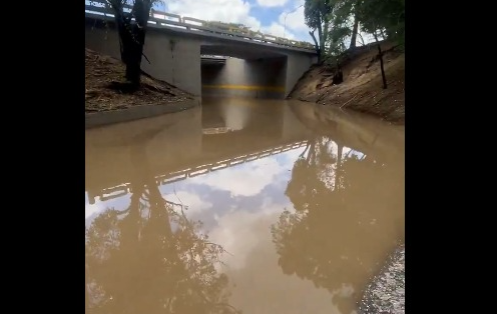 Cerrado paso de la Cota Mil hacia La Florida por inundación en la vía este #22Sep