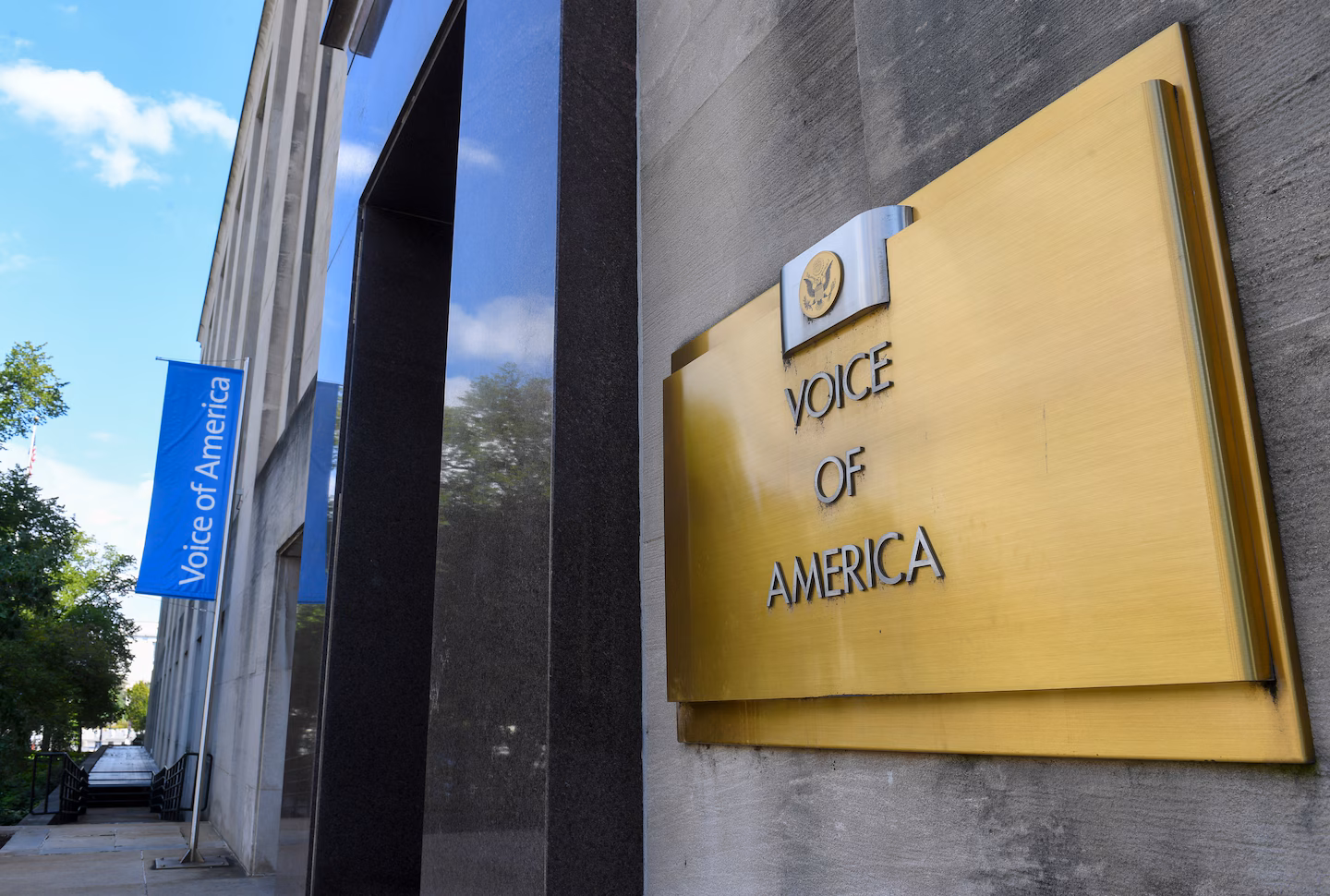 Juez de EEUU bloqueó el despido de más de 500 empleados de la Voz de América