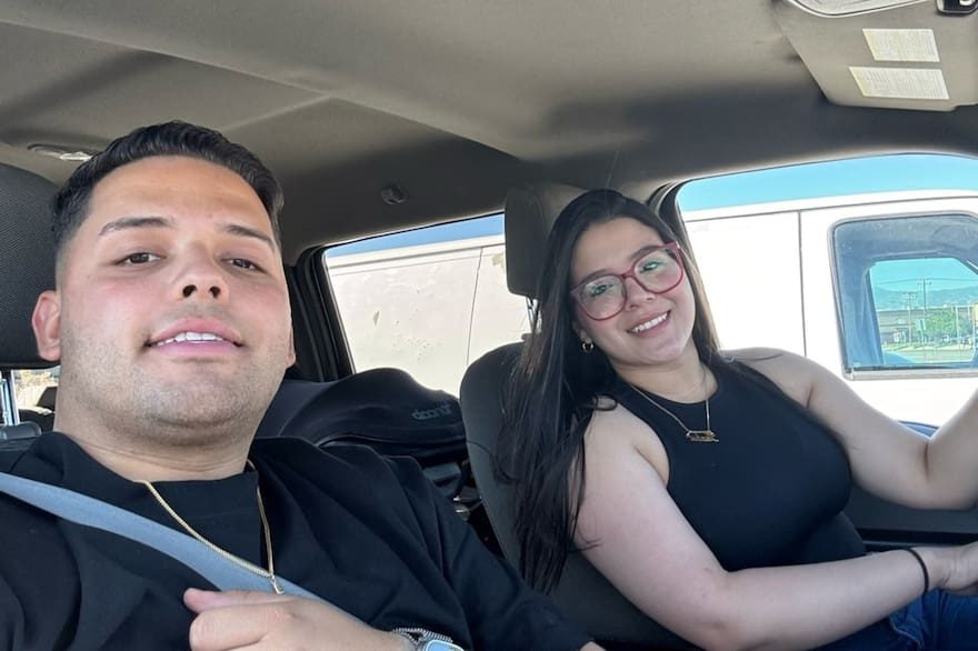 Venezolanos pasaron de entregar en Doordash a poner su propio “dealer” de autos en EEUU