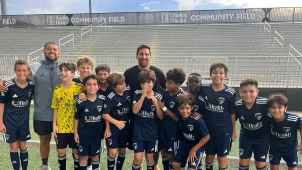 VIDEO: El emotivo momento que compartió Lionel Messi con el hijo de Luis Chataing