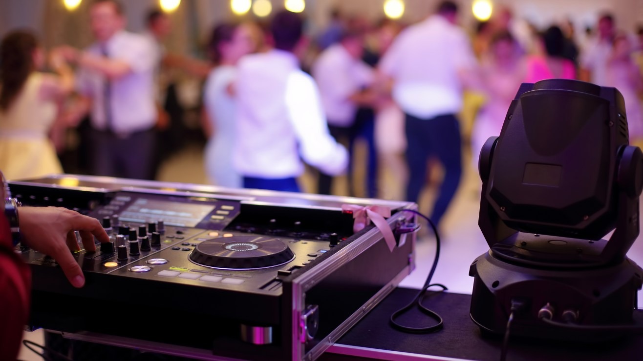 De fiesta a tragedia: Novio murió tras desmayarse mientras bailaba en su boda (VIDEO)