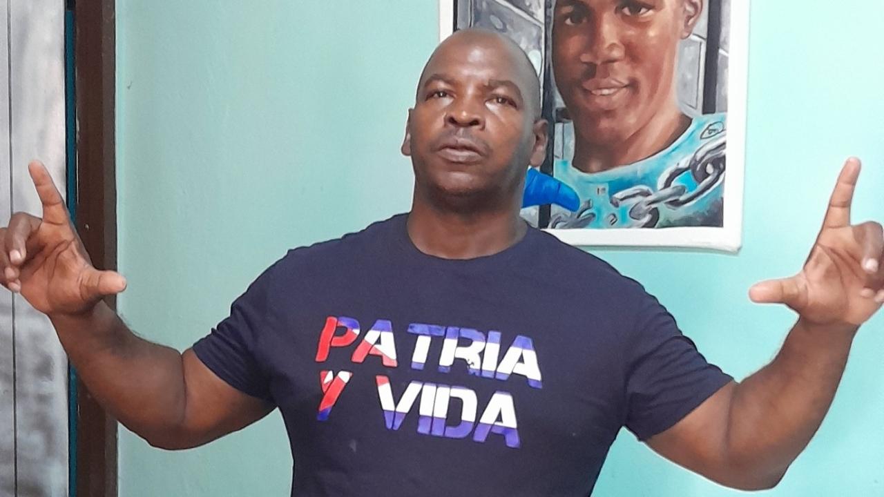"Acosado y reprimido por la policía": el día a día del padre de un preso político en Cuba