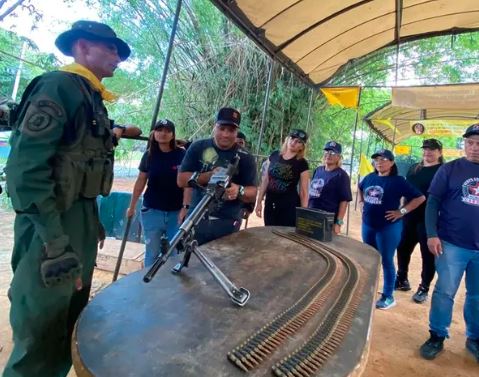 Chavismo envió a trabajadores de la Alcaldía de Caracas a manipular armas ante tensiones con EEUU