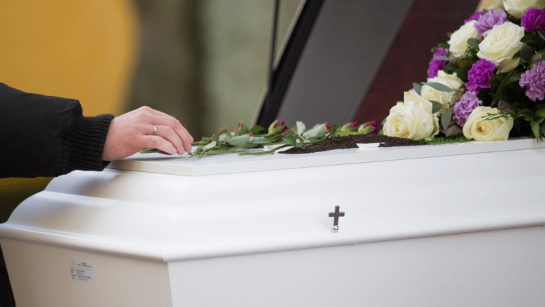 Su familia lo velaba y llegó a su propio funeral para avisar que estaba vivo
