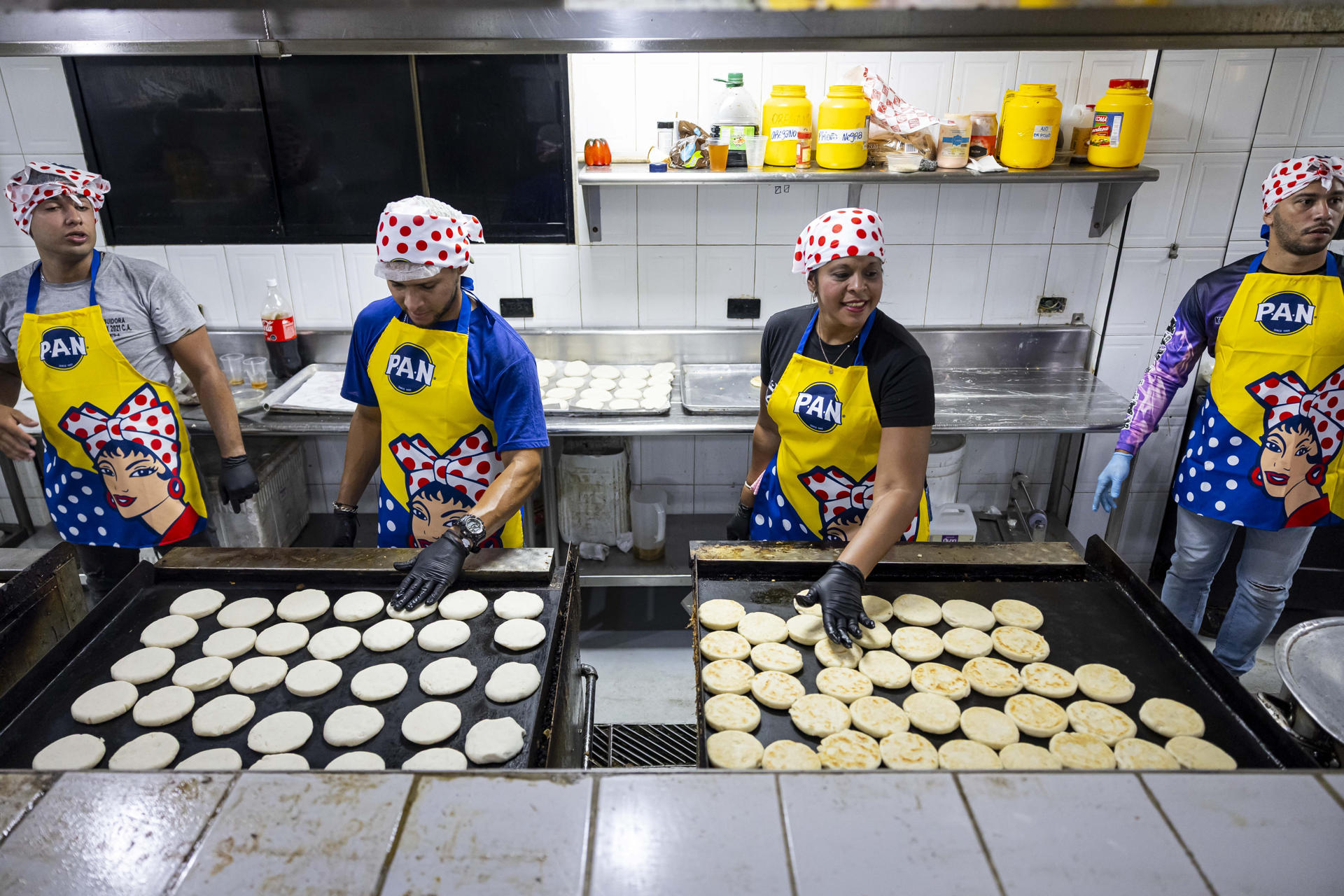 Venezolanos se unieron para preparar 20.000 arepas en su Día Mundial (FOTOS)