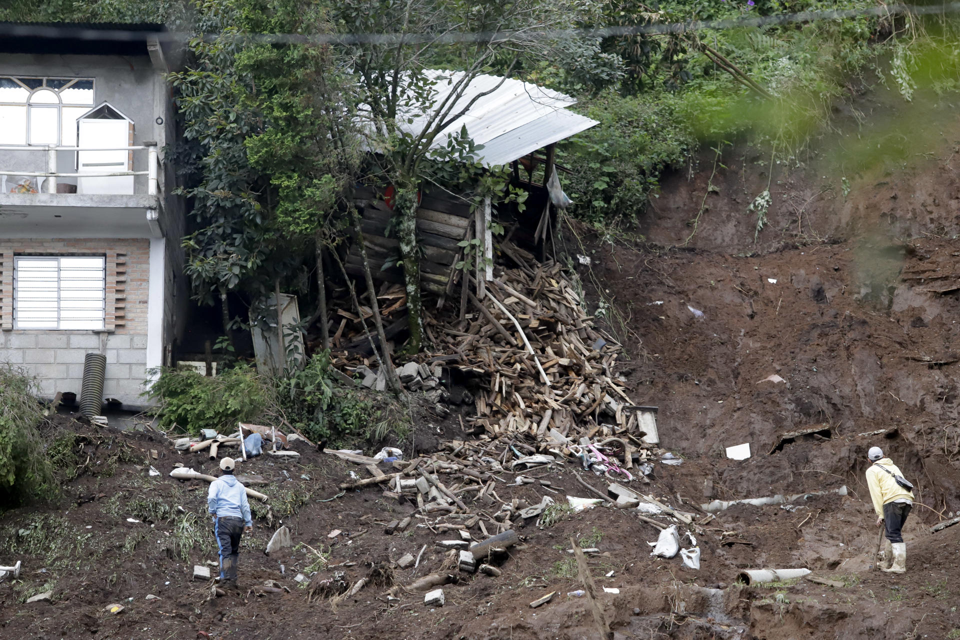 Autoridades elevaron a 76 la cifra de fallecidos por las fuertes lluvias en varios estados de México