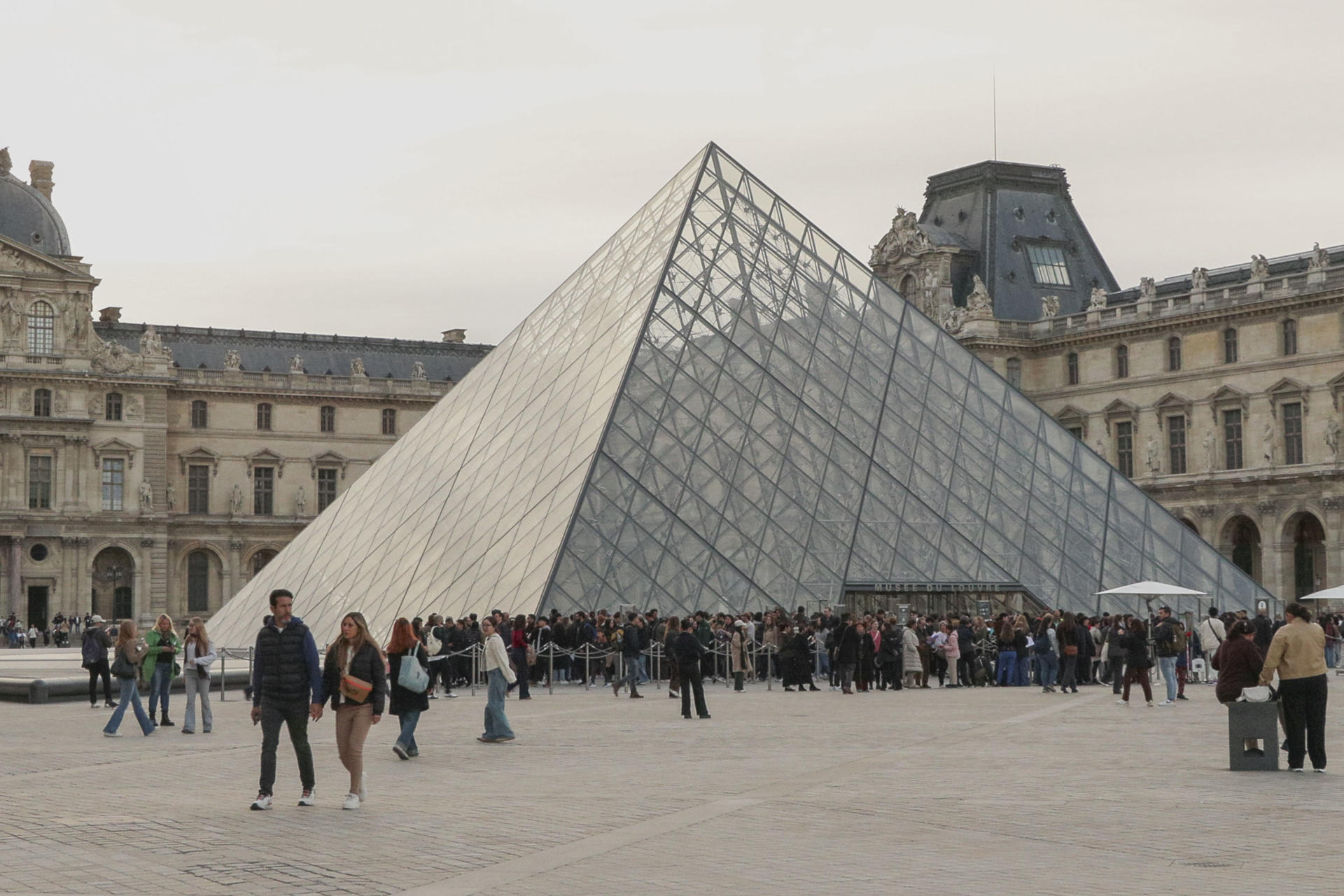 Museo del Louvre instalará un centenar de cámaras en su perímetro y un puesto móvil de policía
