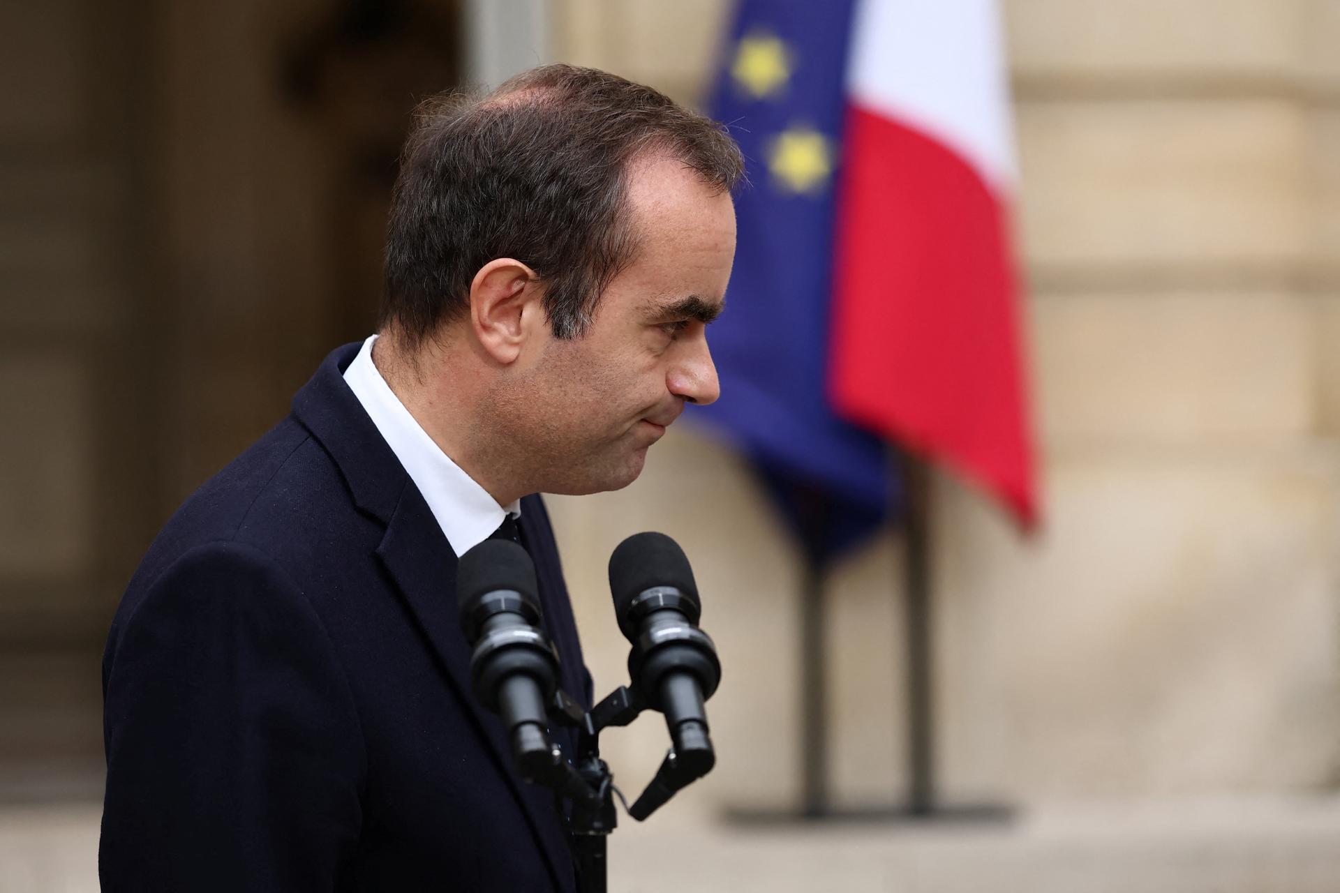 Primer ministro de Francia presentó su dimisión pocas horas después de nombrar a su gabinete