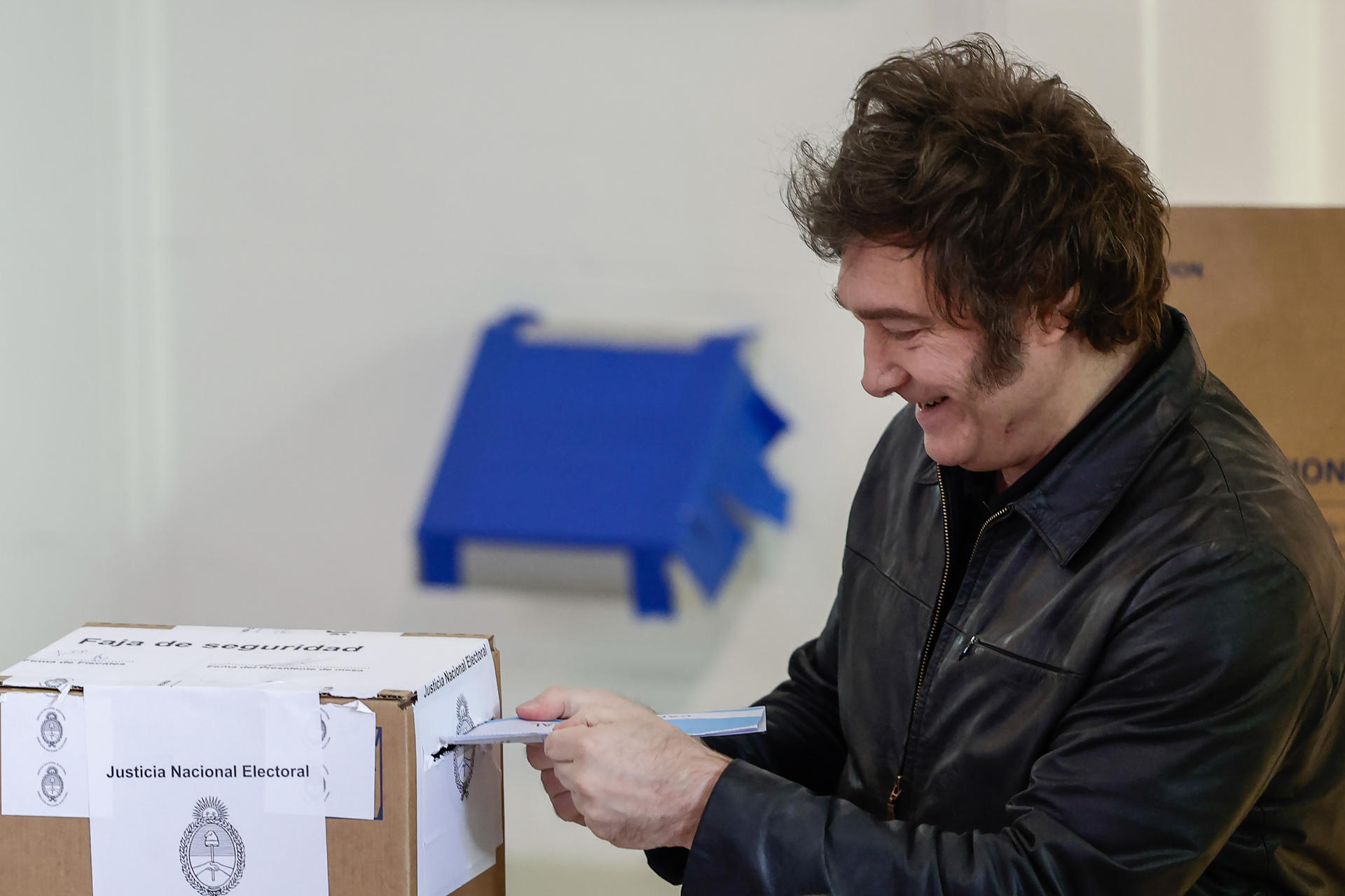 Milei votó en las legislativas de Argentina, el primer gran test electoral para su gobierno